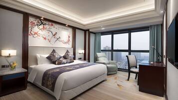 Minibar, in-room safe, desk, iron/ironing board