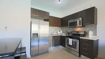 Premium Apartment | Private kitchen | Full-sized fridge, microwave, oven, stovetop