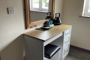 Basic Double Room, Roll-in Shower