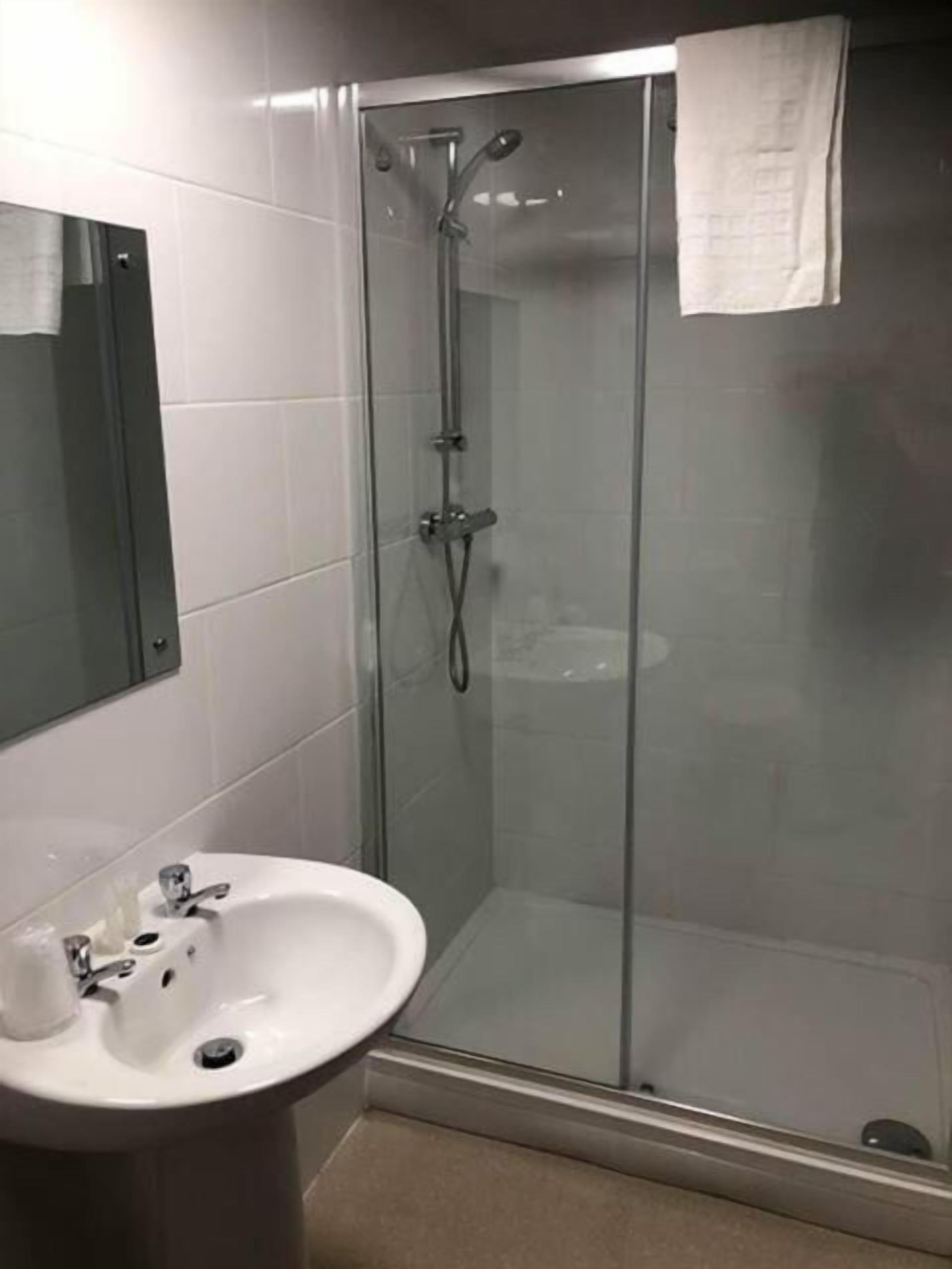 standard double room | bathroom | shower, towels
