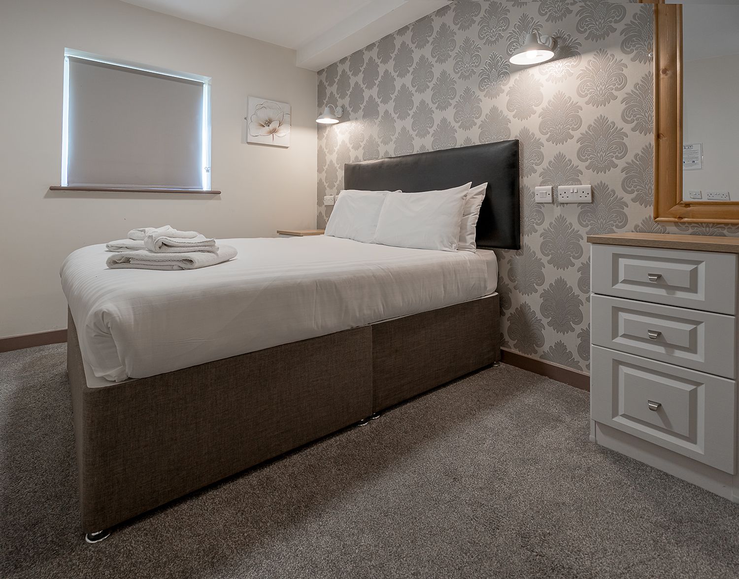 Standard Room, 1 King Bed | Iron/ironing board, free WiFi, bed sheets