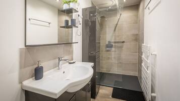 Double Room (Mer) | Bathroom | Shower, towels, toilet paper