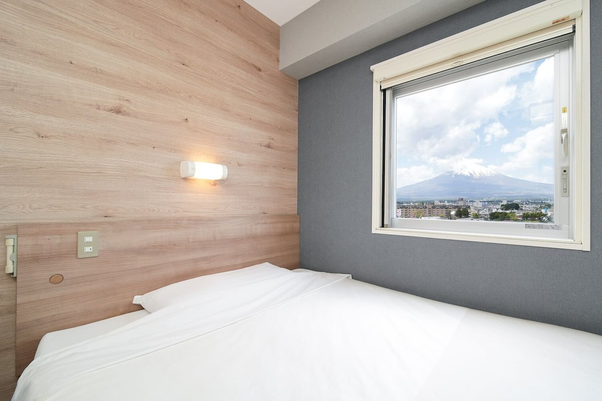Desk, WiFi (free), bed sheets