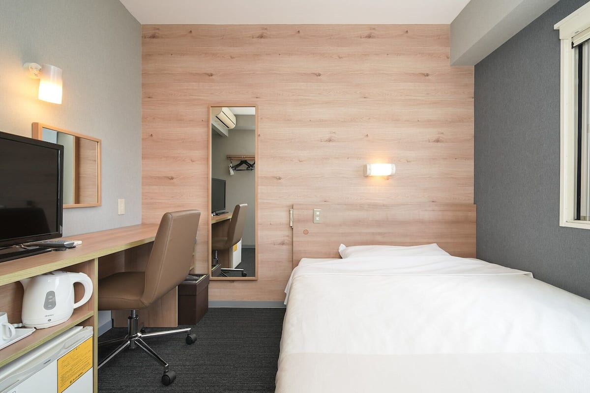 Desk, WiFi (free), bed sheets
