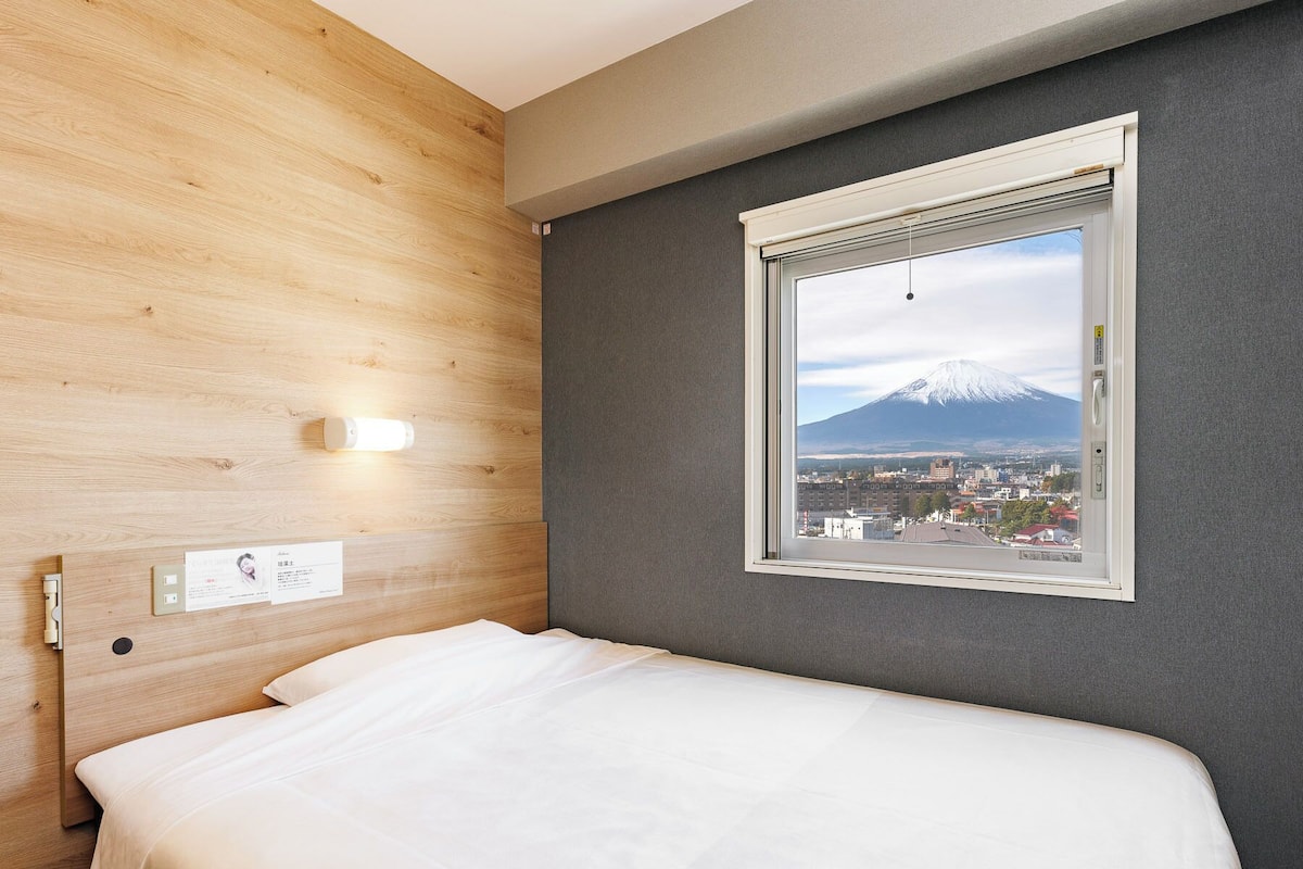 Desk, WiFi (free), bed sheets
