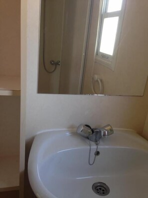 Mobile Home, 2 Bedrooms, Garden View | Bathroom sink - Camping de Lagraulière (Perpezac-le-Noir)