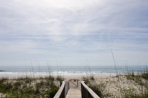 Adorable condo with oceanfront balcony