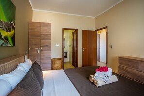 2 Schlafzimmer, Zimmersafe, Bügeleisen/Bügelbrett, Reisekinderbett
