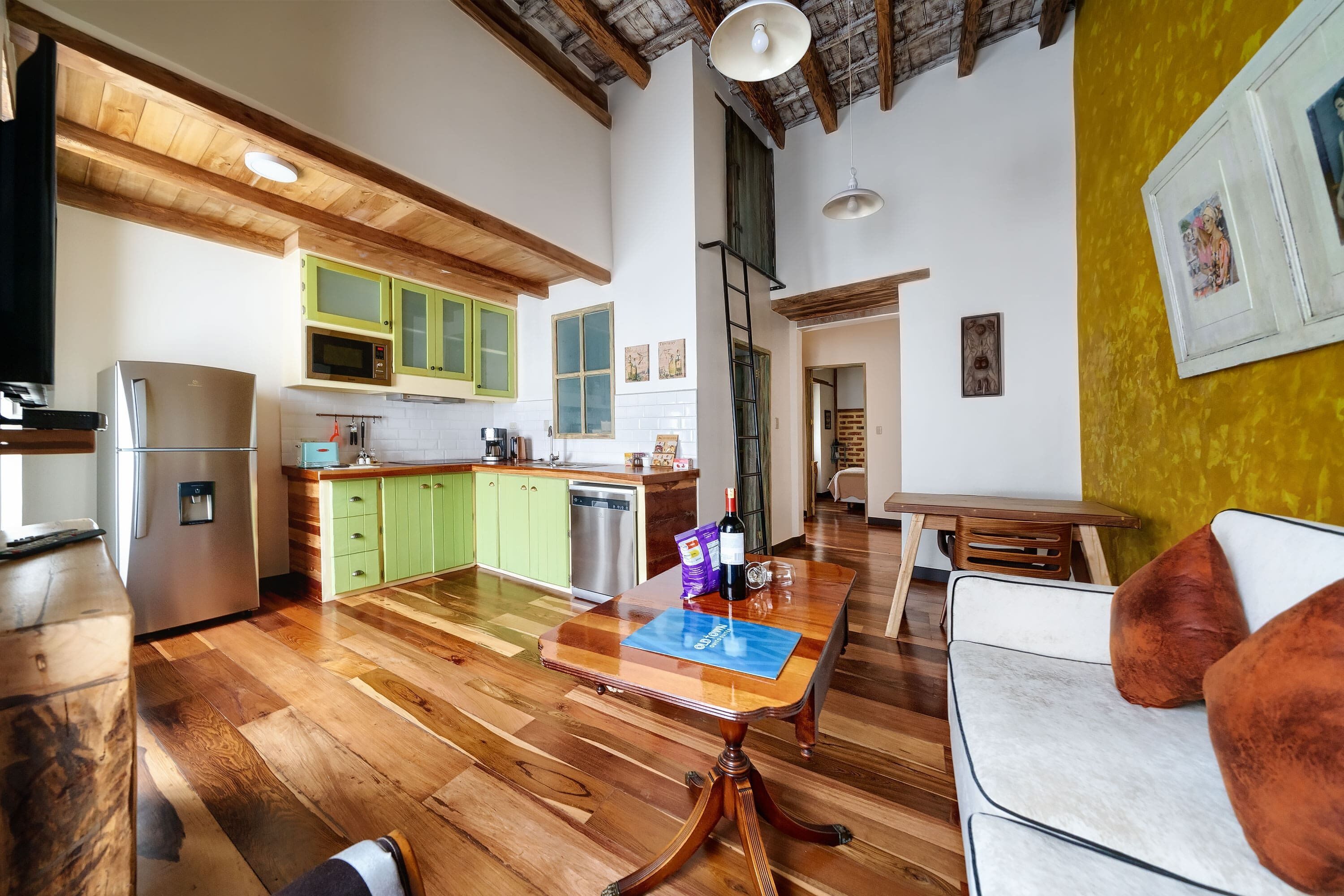 Een koelkast, een microgolfoven, een kookplaat, een vaatwasser