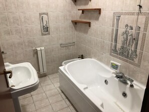 وحدات دش مع أحواض استحمام، حوض استحمام بنظام ضخ المياه