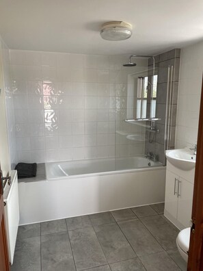 Combined shower/tub, towels