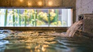 A water feature with a window in the background. - Super Hotel Utsunomiya (Utsunomiya)