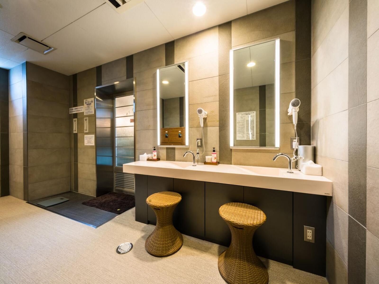 combined shower/bathtub, deep-soaking bathtub, free toiletries