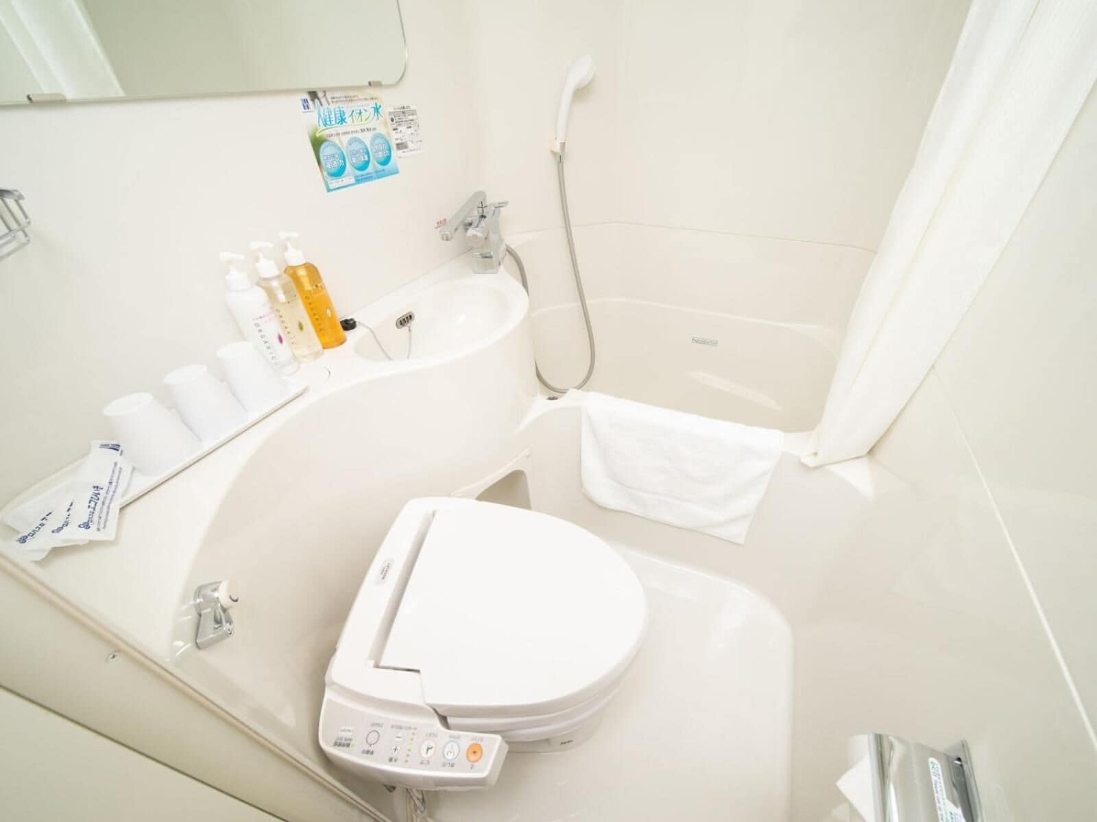 combined shower/bathtub, deep-soaking bathtub, free toiletries