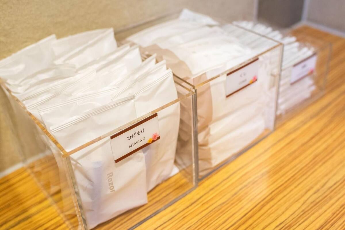 combined shower/bathtub, deep-soaking bathtub, free toiletries