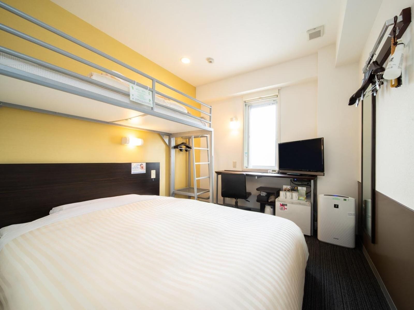 1 bedroom, desk, free wifi, bed sheets