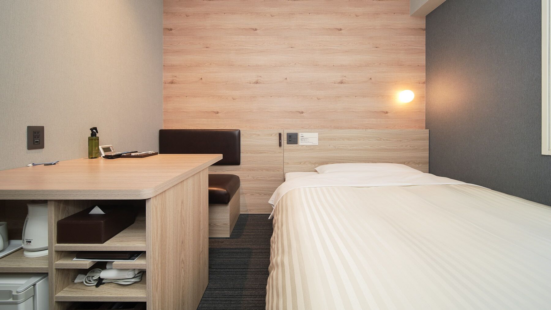 Escritorio, wifi gratis, ropa de cama