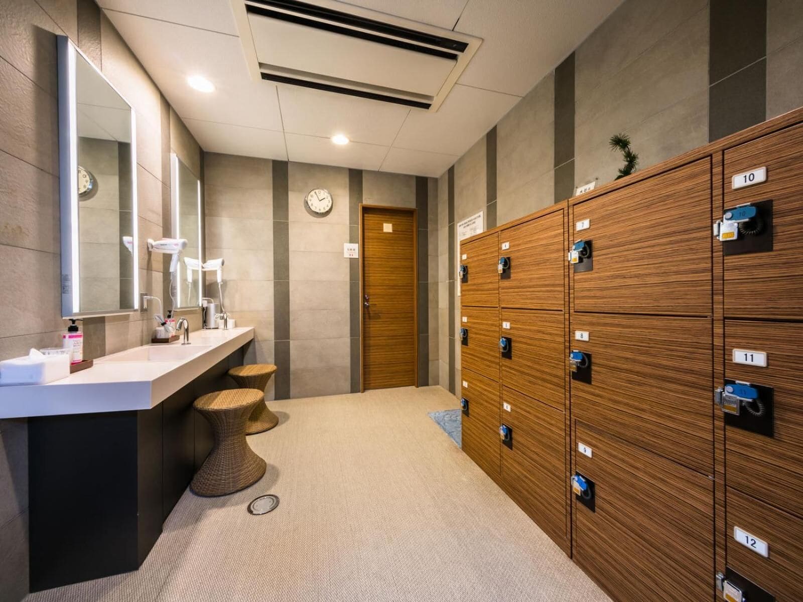 combined shower/bathtub, deep-soaking bathtub, free toiletries