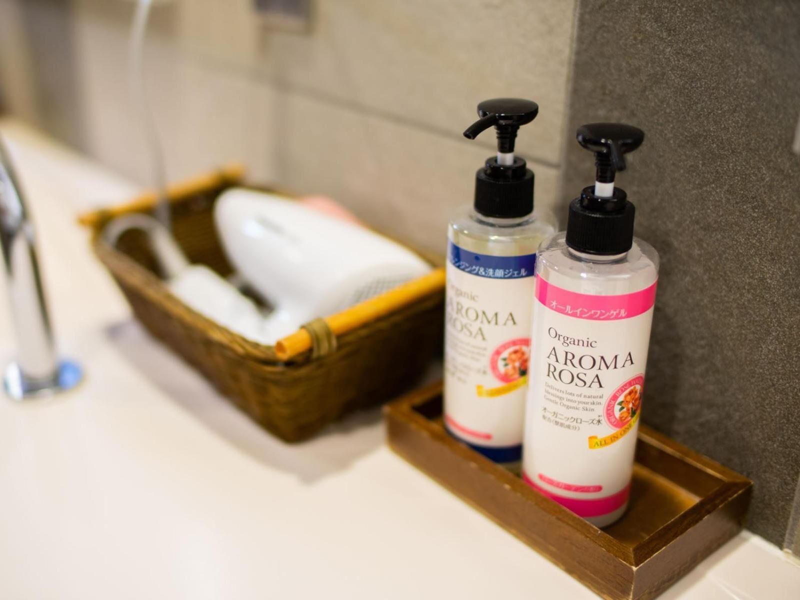 combined shower/bathtub, deep-soaking bathtub, free toiletries