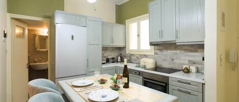 Ugn, kaffe- och tebryggare, brödrost och mixer