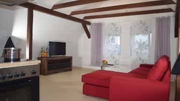 Kondominium Standar | Area keluarga | TV layar datar