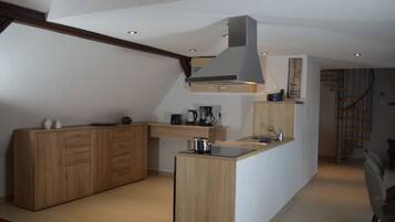 Kondominium Standar | Dapur pribadi | Lemari es, microwave, oven, dan kompor