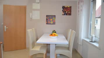 Apartemen Standar | Makan di kamar