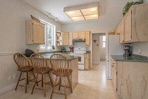 Kylskåp, mikrovågsugn, ugn och spishäll