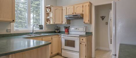 Réfrigérateur, four à micro-ondes, un four, surface de cuisson