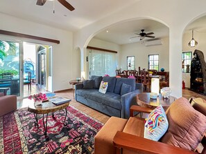 Smart TV - Spacious Hacienda style home with charming garden, screened porch and pool (Puerto Morelos)