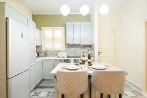 Fridge, oven, stovetop, dishwasher