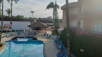 Piscina externa, funciona das 10h às 22h, guarda-sóis, espreguiçadeiras