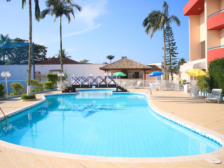 Ulkouima-allas avoinna 10.00–22.00, aurinkovarjoja, aurinkotuoleja