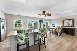 Dining - Waterfront home with a large dock, pool, and deck area. Can accommodate pets. (Summerland)