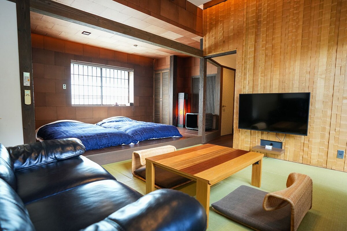 Ein modernes Wohnzimmer mit einer Couch, einem Couchtisch und einem Fernseher.