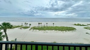 Une plage de sable, avec des palmiers et une vue sur l’océan.