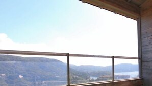Una habitación con un amplio ventanal con vistas a un paisaje montañoso.