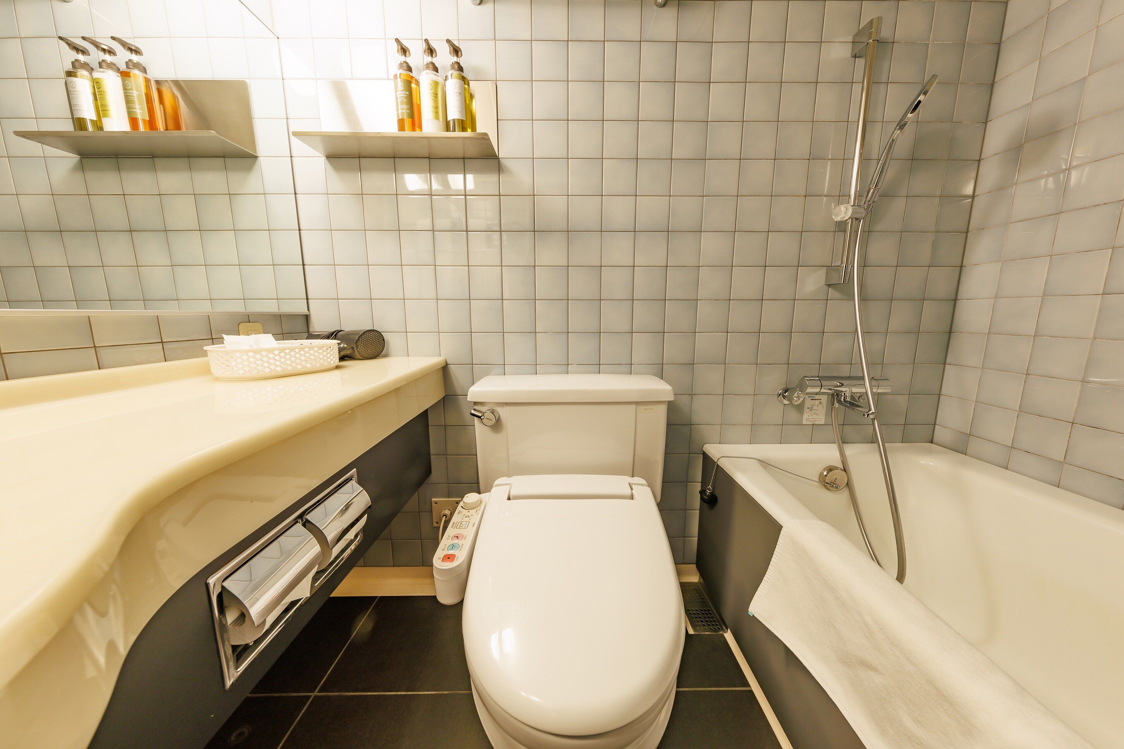 twin room, non smoking | bathroom | free toiletries, hair dryer, slippers, bidet