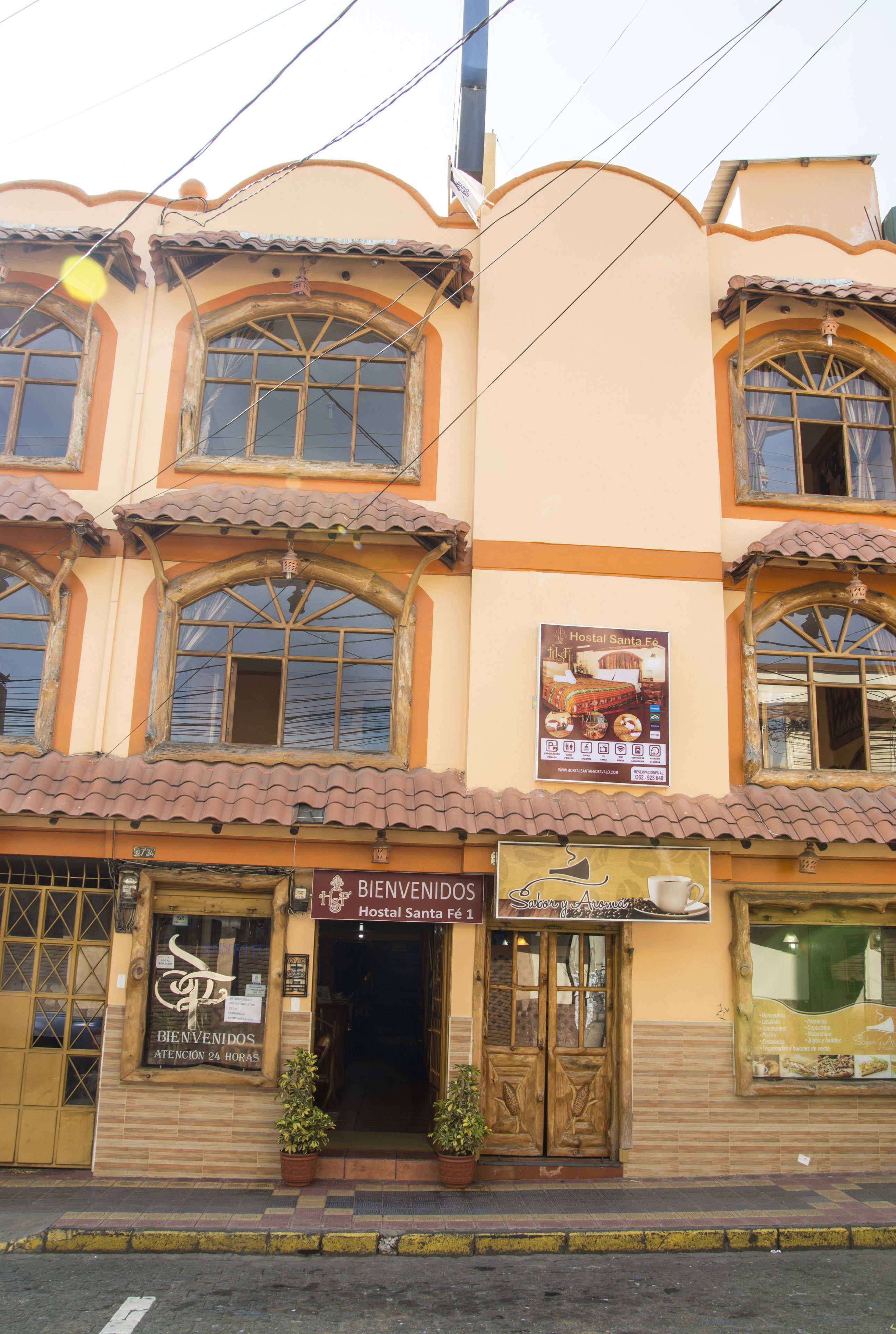 Un edificio con un cartel que dice "Bienvenidos" y "Hostal Santa Fe".