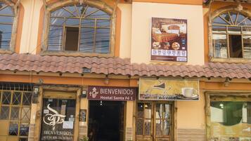 Un edifici amb un cartell que diu "Bienvenidos" i "Hostal Santa Fe".