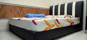 Chambre économique (Small) | Espace de travail pour ordinateurs portables, fer et planche à repasser