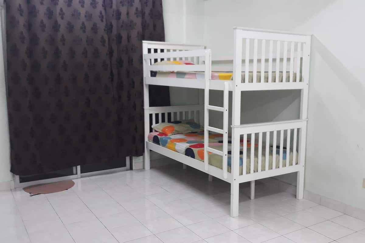 Dormitorio compartido, dormitorio mixto | Espacio para trabajar con laptop y tabla de planchar con plancha