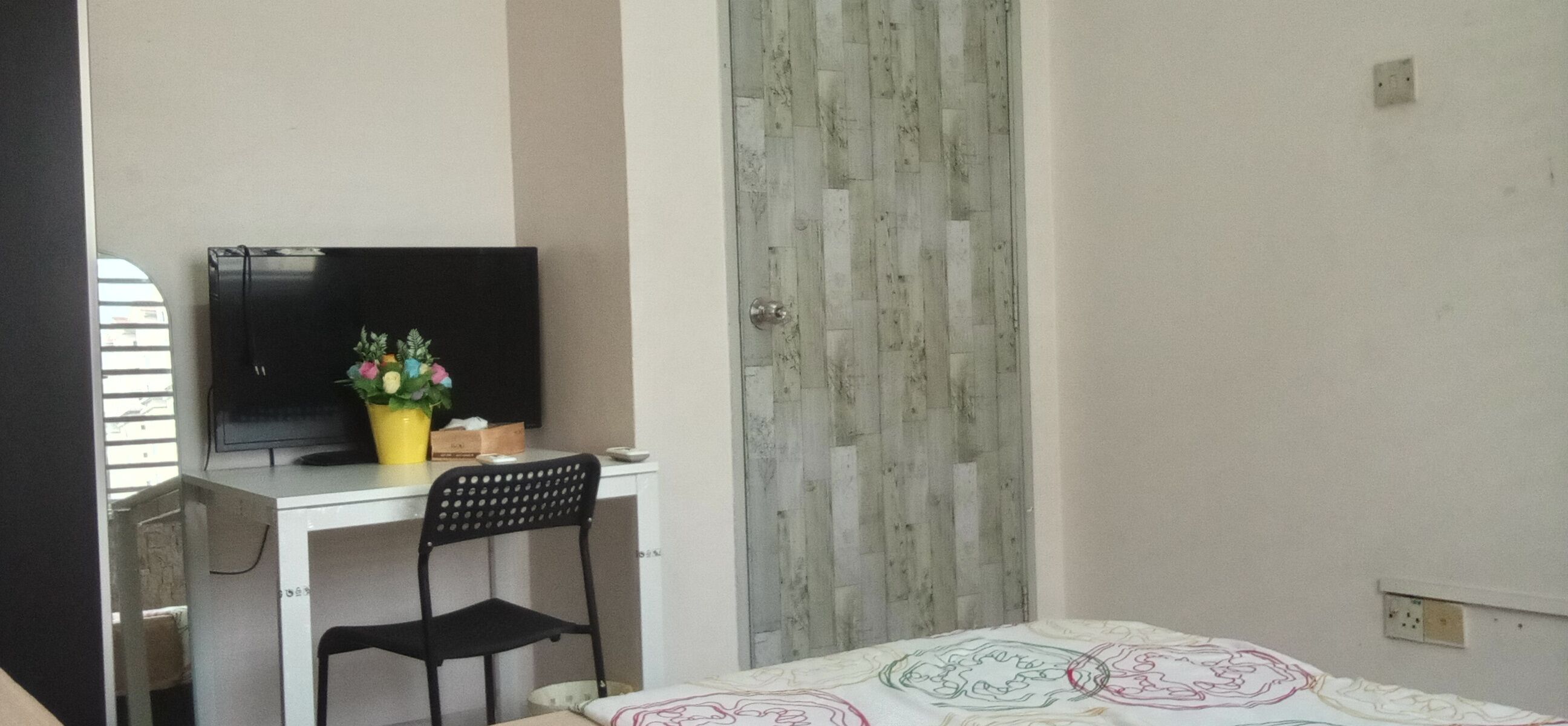 Laptop workspace, iron/ironing board, free WiFi, bed sheets