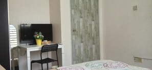 Habitación estándar, vista al mar (Medium) | Espacio para trabajar con laptop y tabla de planchar con plancha