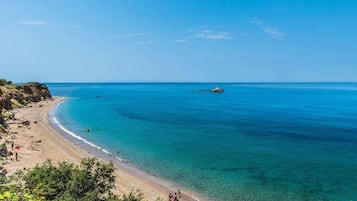 Una spiaggia nelle vicinanze