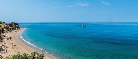 Una spiaggia nelle vicinanze