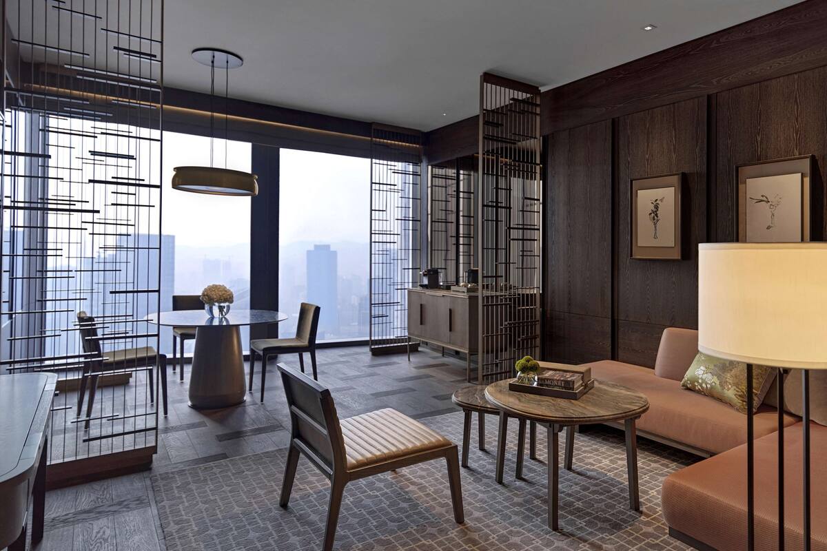 Una sala de estar moderna con vistas a la ciudad, un comedor y un sofá con una lámpara.