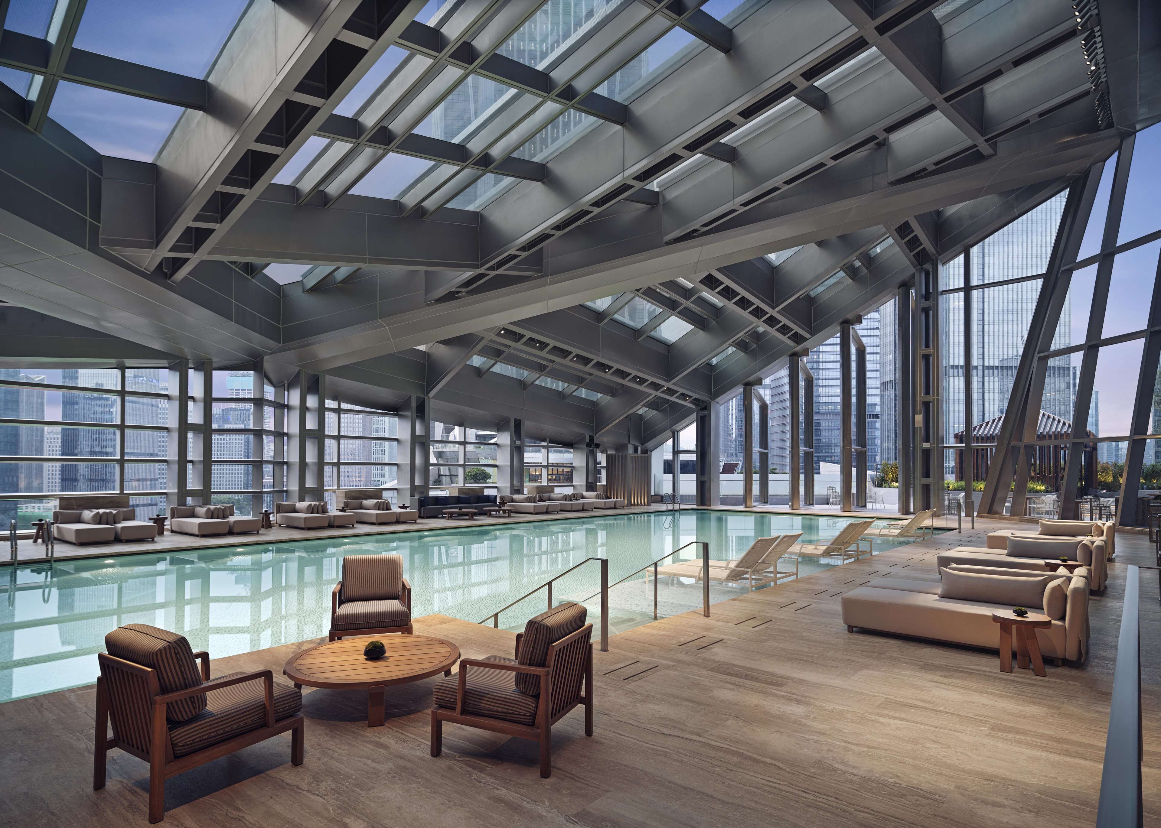 Hồ bơi trong nhà, mở cửa từ 6:00 đến 22:00, lều miễn phí 