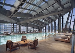 Una piscina techada, camas de piscina gratis, sombrillas