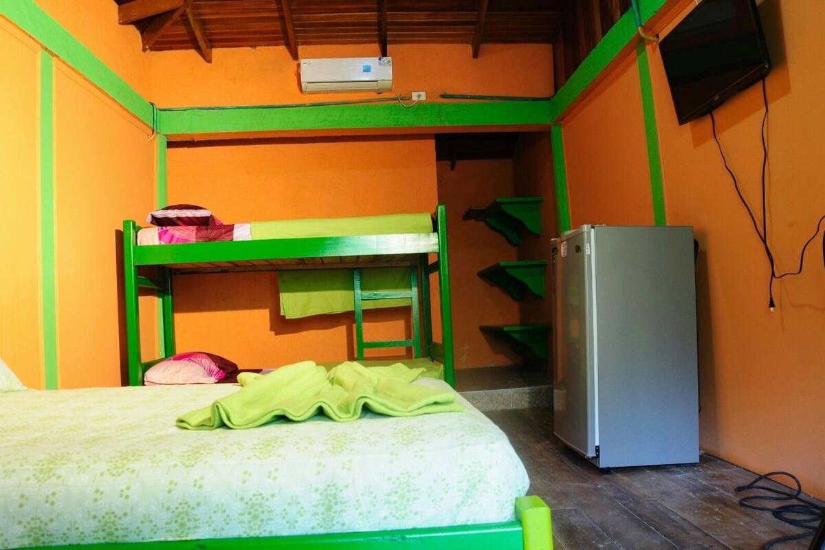 Tabla de planchar con plancha y ropa de cama